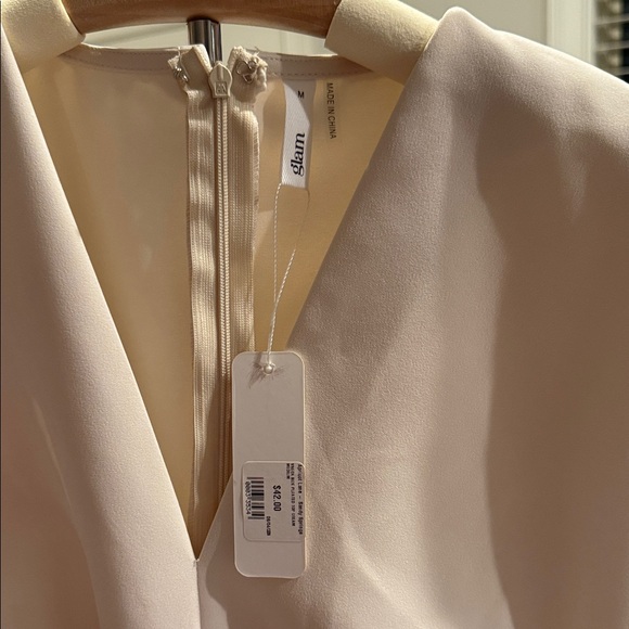 Glam Cream Blouse with Structured Shoulders - Picture 2 of 6